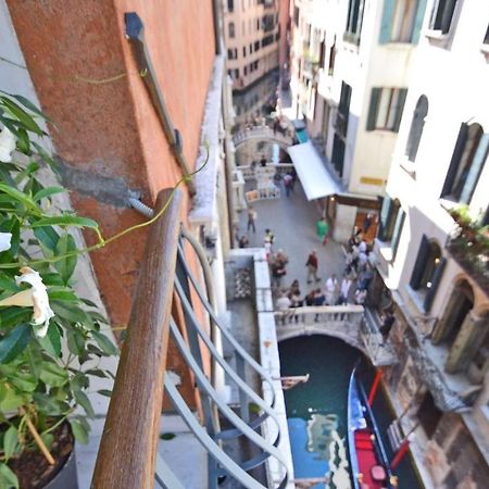 Ai Bareteri Luxury Canal View Venice Exterior photo
