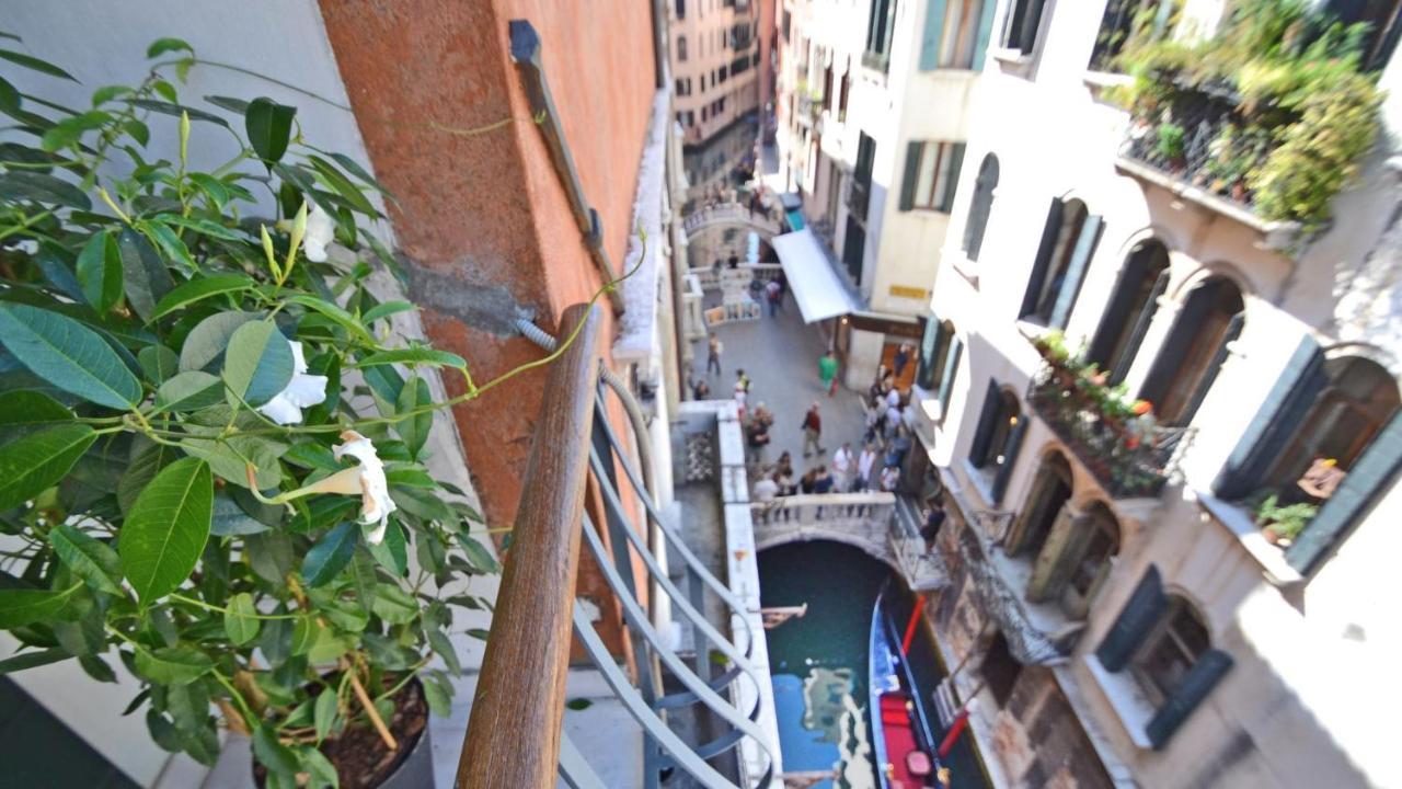 Ai Bareteri Luxury Canal View Venice Exterior photo