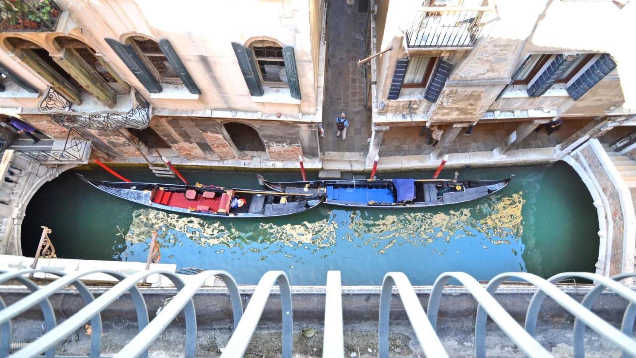 Ai Bareteri Luxury Canal View Venice Exterior photo
